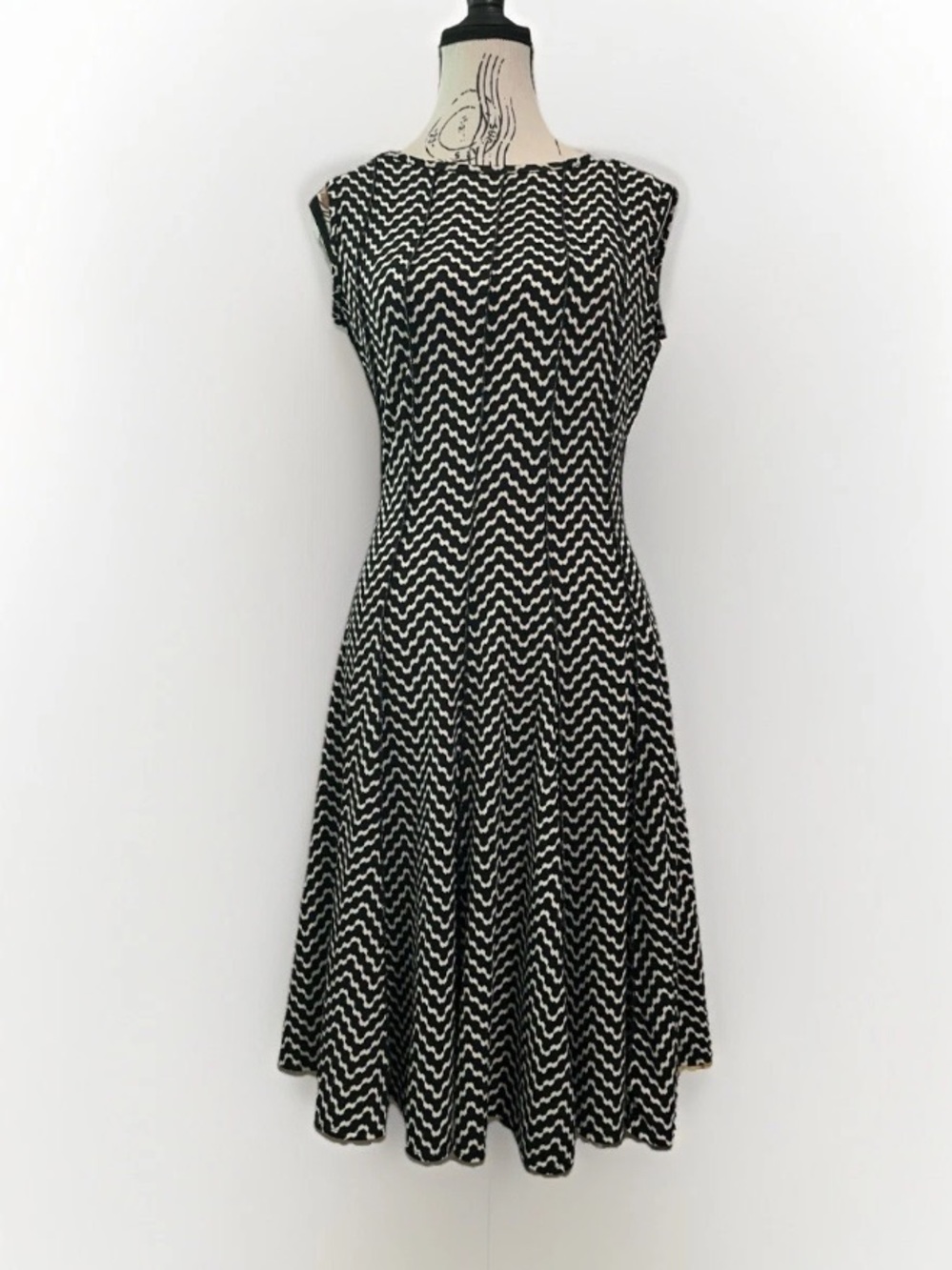 Haani Petite Womens Size PS Black White Chevron Sleeveless Fit & Flare